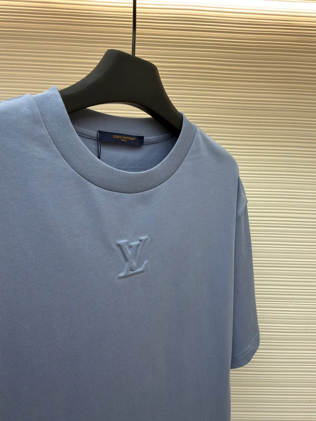 LOUISVUITTON embossed small label T-shirt ●Authentic product: purchased and developed by 5450 ●Item number: 1682105-A00 ●Fabric: pure cotton fabric ●Technology: embossed production ●Version: fitted version ●Weight: about 300 grams ●Size: XS-S-M-L ●Description: Fabric is 40S/2 Double-strand smooth cotton plain weave, dust-free wool processing; matching 40s single-strand combed cotton, 280g cylindrical machine rib. The front panel is stamped and filled. After low-temperature stamping with a steel stamp, the inside is filled with foam cotton. The bottom surface is directly sealed with low-temperature hot melt glue at 80 degrees Celsius. The integrated machine operation makes the relief pattern three-dimensional and full and stylish. High-quality products require natural and beautiful products. The overall wiring is straight and delicate, the fabric is comfortable and soft, and the color is consistent without color difference. It can be matched with the same style to create a fashionable look and control various occasions. Customized accessories, complete with three standards, same style for men and women!
